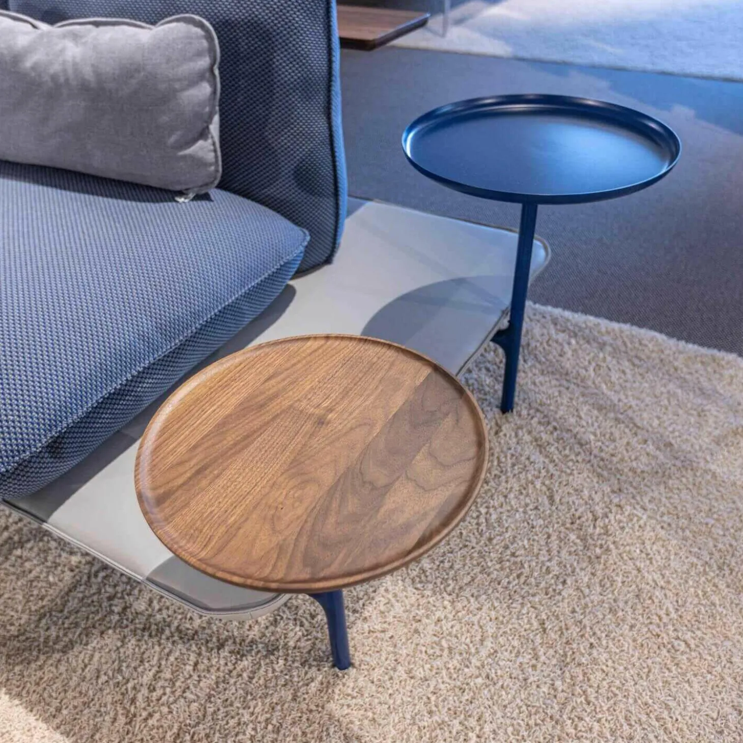 Ecksofa Addit Stoff 22.300 Saphirblau mit 4 Kissen und Tableau Nussbaum