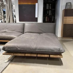 Ecksofa Akito Leder Oasis 2100 Elefant 63 Grau Plateau Wildeiche Öl Winkelstahlfuß Schwarz Pulverbeschichtet
