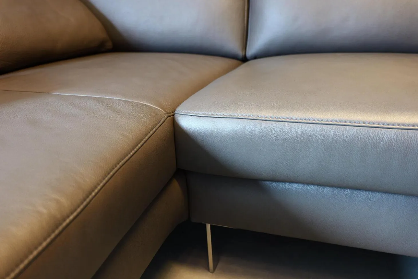 Ecksofa Alexx Leder Longlife Xtra 95 Graphit Grau Metallfuß F7T Chrom Mit Kissen Und Kopfstütze