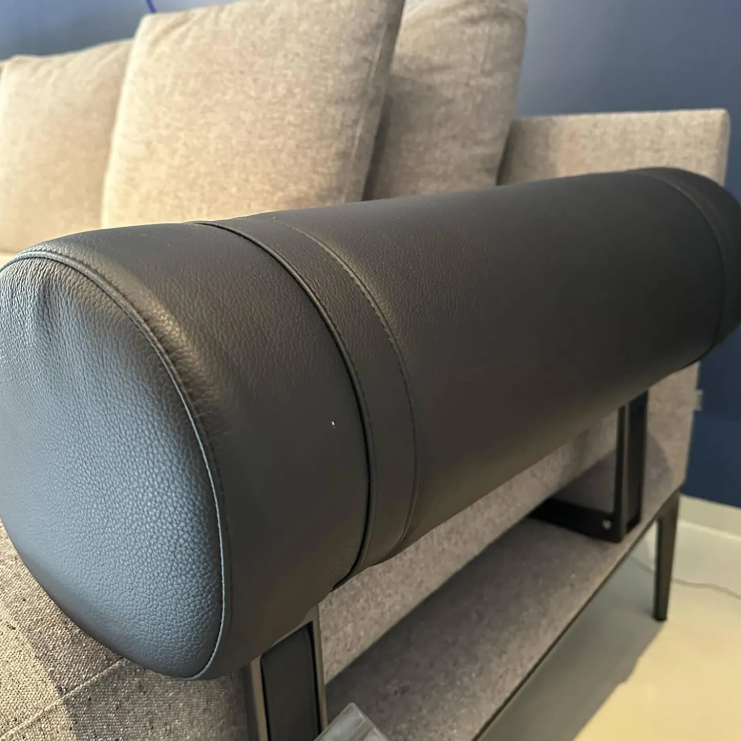 Ecksofa Atoll Bezug Stoff Edit Steingrau Füße Verchromt Schwarz Lackiert Inklusive Sofakissen Rolle