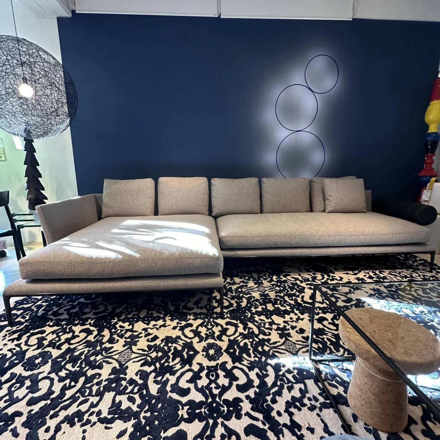 Ecksofa Atoll Bezug Stoff Edit Steingrau Füße Verchromt Schwarz Lackiert Inklusive Sofakissen Rolle