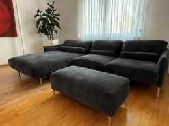Ecksofa Avalanche Stoff 8145 Dunkelgrau mit 3 Lendenrollen und einem Hocker