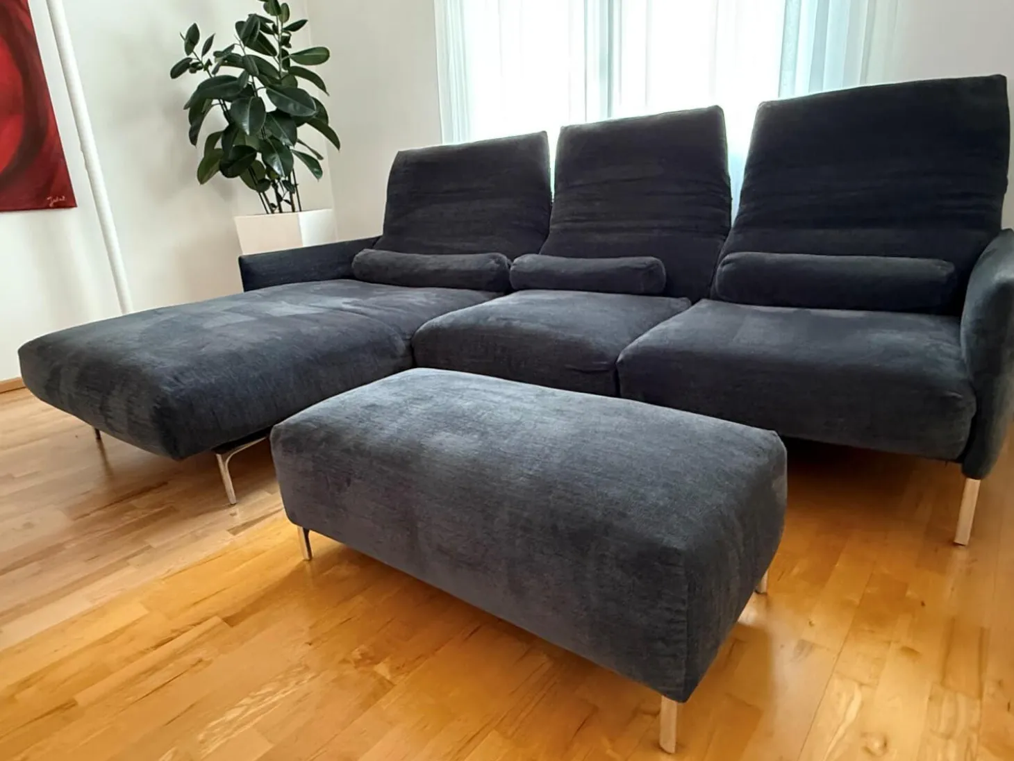 Ecksofa Avalanche Stoff 8145 Dunkelgrau mit 3 Lendenrollen und einem Hocker