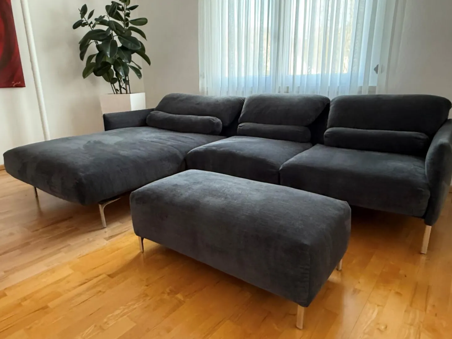 Ecksofa Avalanche Stoff 8145 Dunkelgrau mit 3 Lendenrollen und einem Hocker