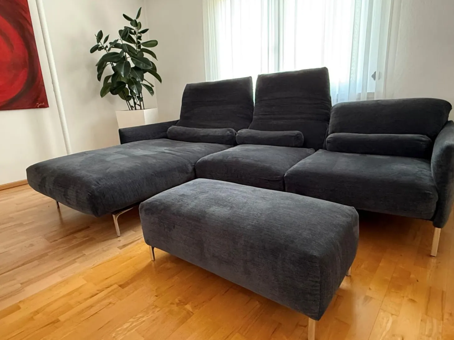 Ecksofa Avalanche Stoff 8145 Dunkelgrau mit 3 Lendenrollen und einem Hocker