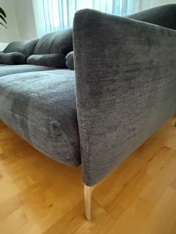 Ecksofa Avalanche Stoff 8145 Dunkelgrau mit 3 Lendenrollen und einem Hocker