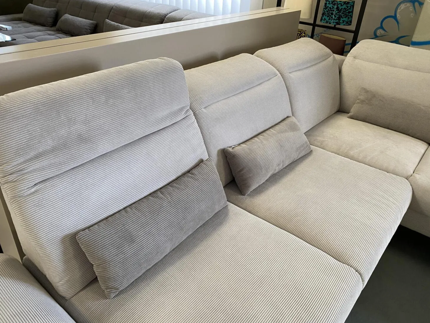 Ecksofa Breda Cord Stoff Rebbit Silver Silber Füße Schwarz Matt Inklusive Verstellungen Und Nierenkissen