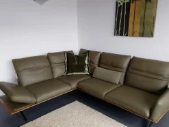 Ecksofa Calmo 1 Leder B Bonito Canna Grün Massivholzrahmen Wildeiche Gestell Metallkufe Schwarz Pulverbeschichtet