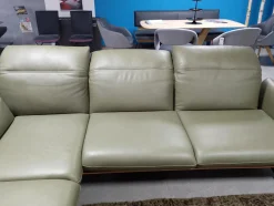 Ecksofa Calmo 1 Leder B Bonito Canna Grün Massivholzrahmen Wildeiche Gestell Metallkufe Schwarz Pulverbeschichtet