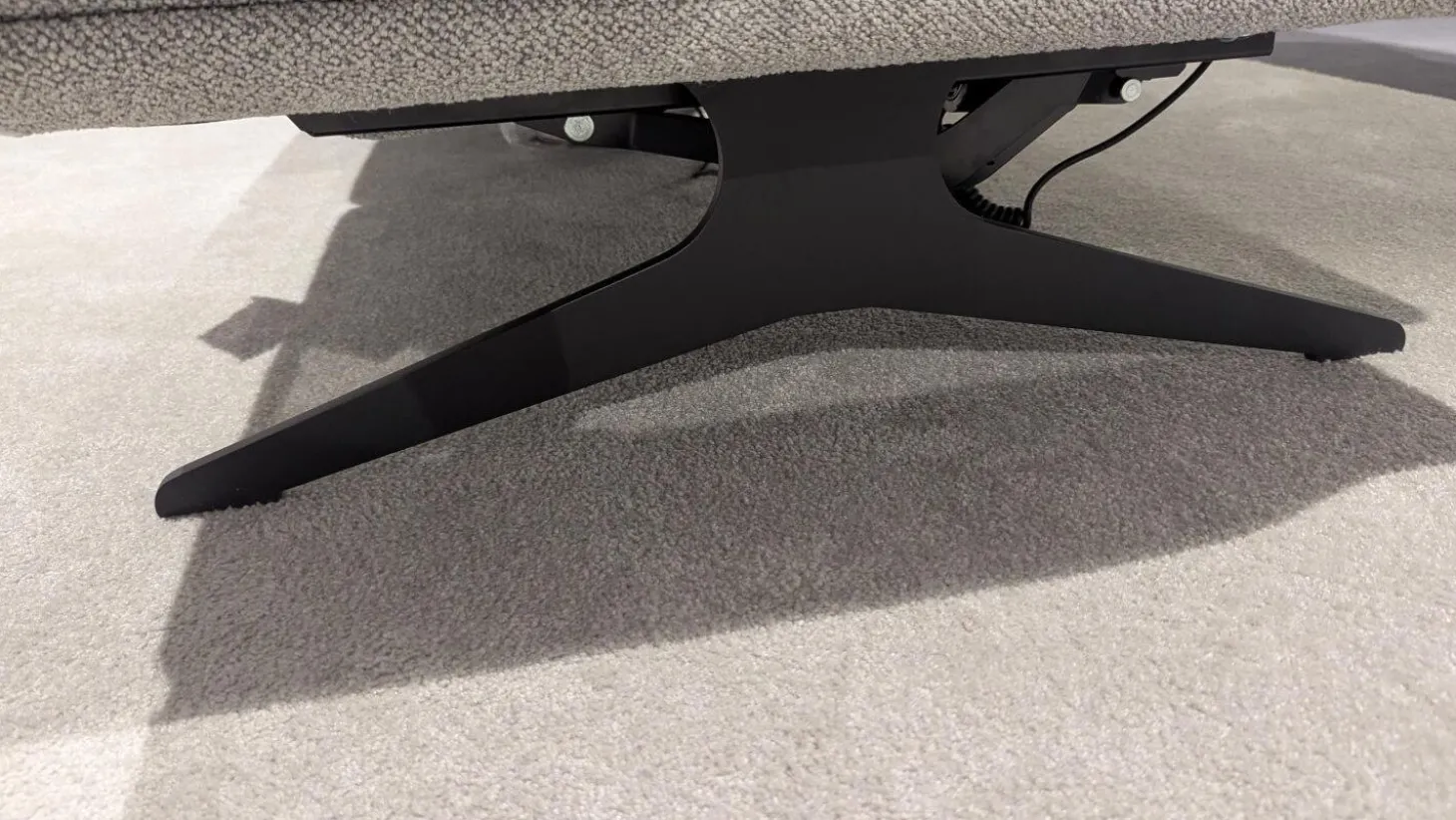 Ecksofa Calmo Stoff 13 Cosmo 97 Grau Metallkufen Schwarz Matt Mit Fußteilverstellung Und Kopfteilverstellung Inklusive 3 Kissen