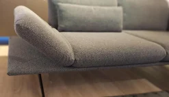 Ecksofa Calmo Stoff 13 Cosmo 97 Grau Metallkufen Pulverbeschichtet Schwarz Matt Mit Maueller Kopfteilverstellung Und Motorische Fußstütze Inklusive 2 Kissen Ohne Dekokissen