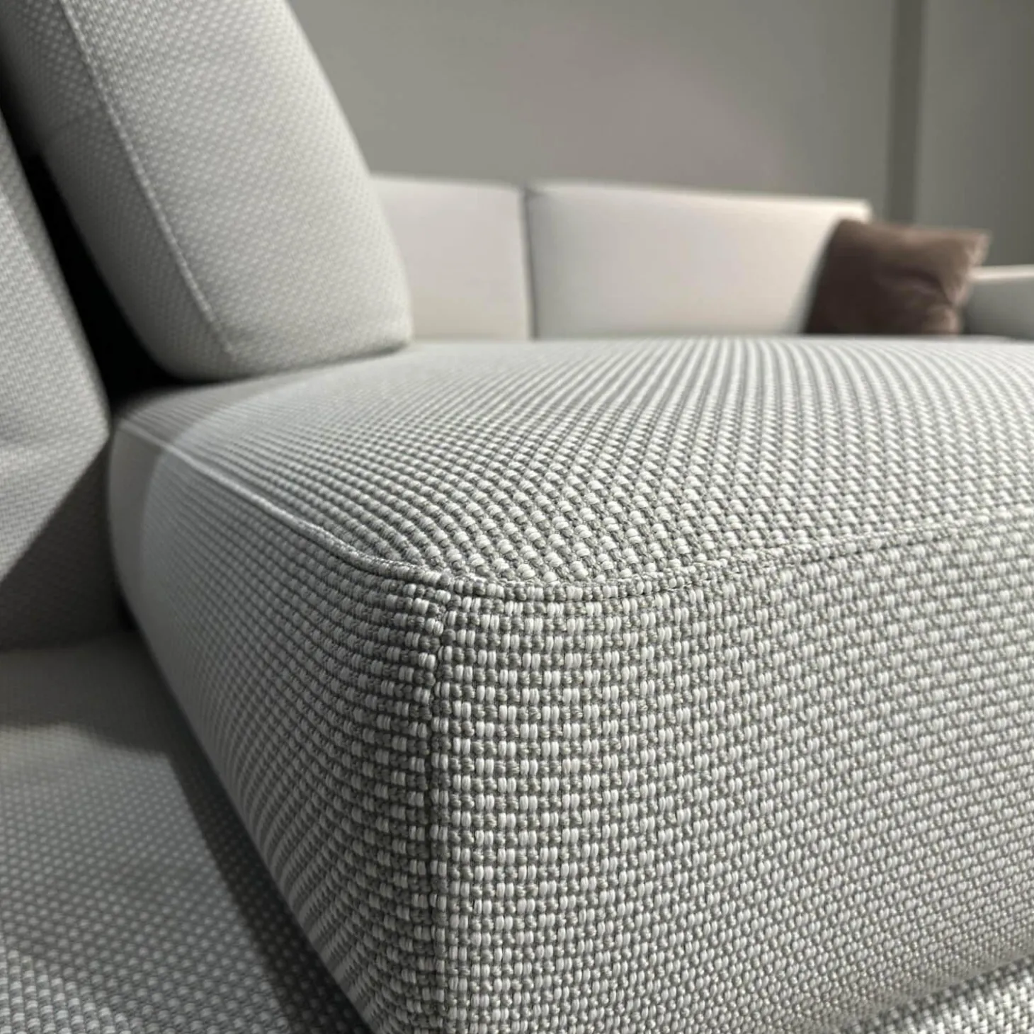 Ecksofa Cara Stoff 22.309 Achalgrau Gestell Kufe In Stahl Schwarz Mit Niedrigem Rückenkissen