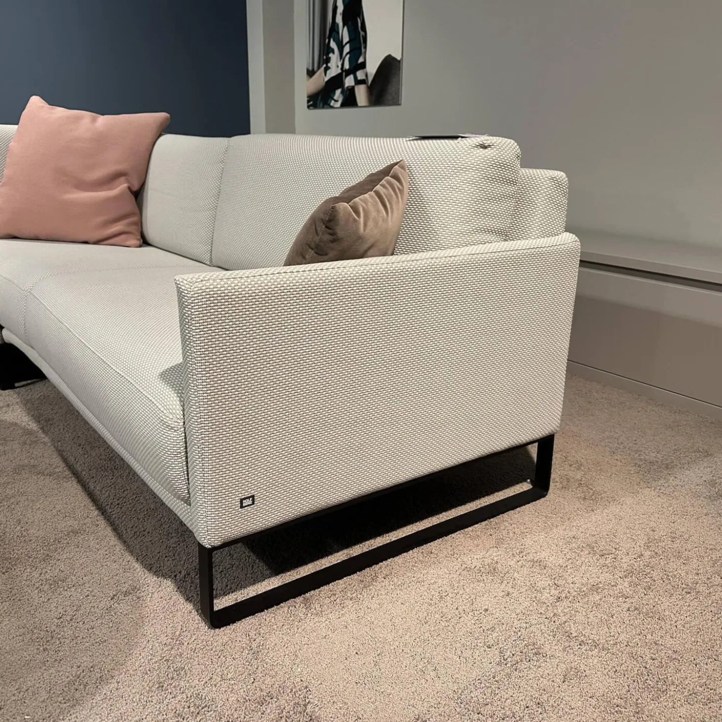 Ecksofa Cara Stoff 22.309 Achalgrau Gestell Kufe In Stahl Schwarz Mit Niedrigem Rückenkissen