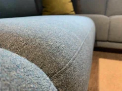 Ecksofa Cara Stoff 20.253 Ozeanblau Füße Umbragrau mit Kissen