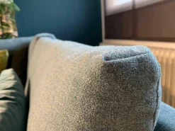 Ecksofa Cara Stoff 20.253 Ozeanblau Füße Umbragrau mit Kissen