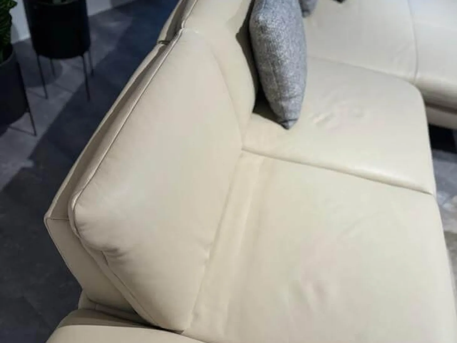 Ecksofa Collina Leder WP Ecru L50 Beige Metallfüße Gebürstet Inklusive Kopfstütze