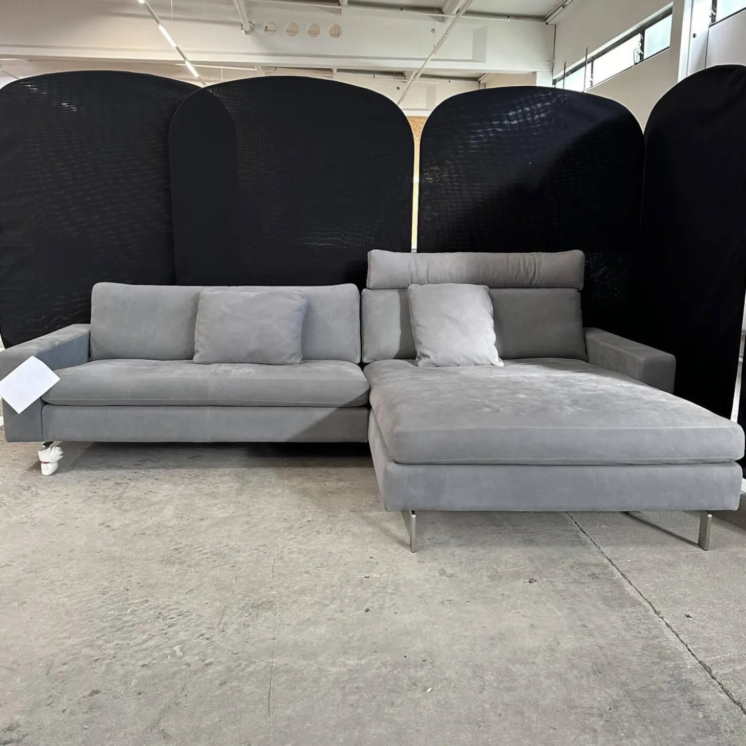 Ecksofa Conseta Leder 682 Elefantengrau Schmalfuß Edelstahl Inklusive Kopfstütze Und 2 Armlehnenkissen