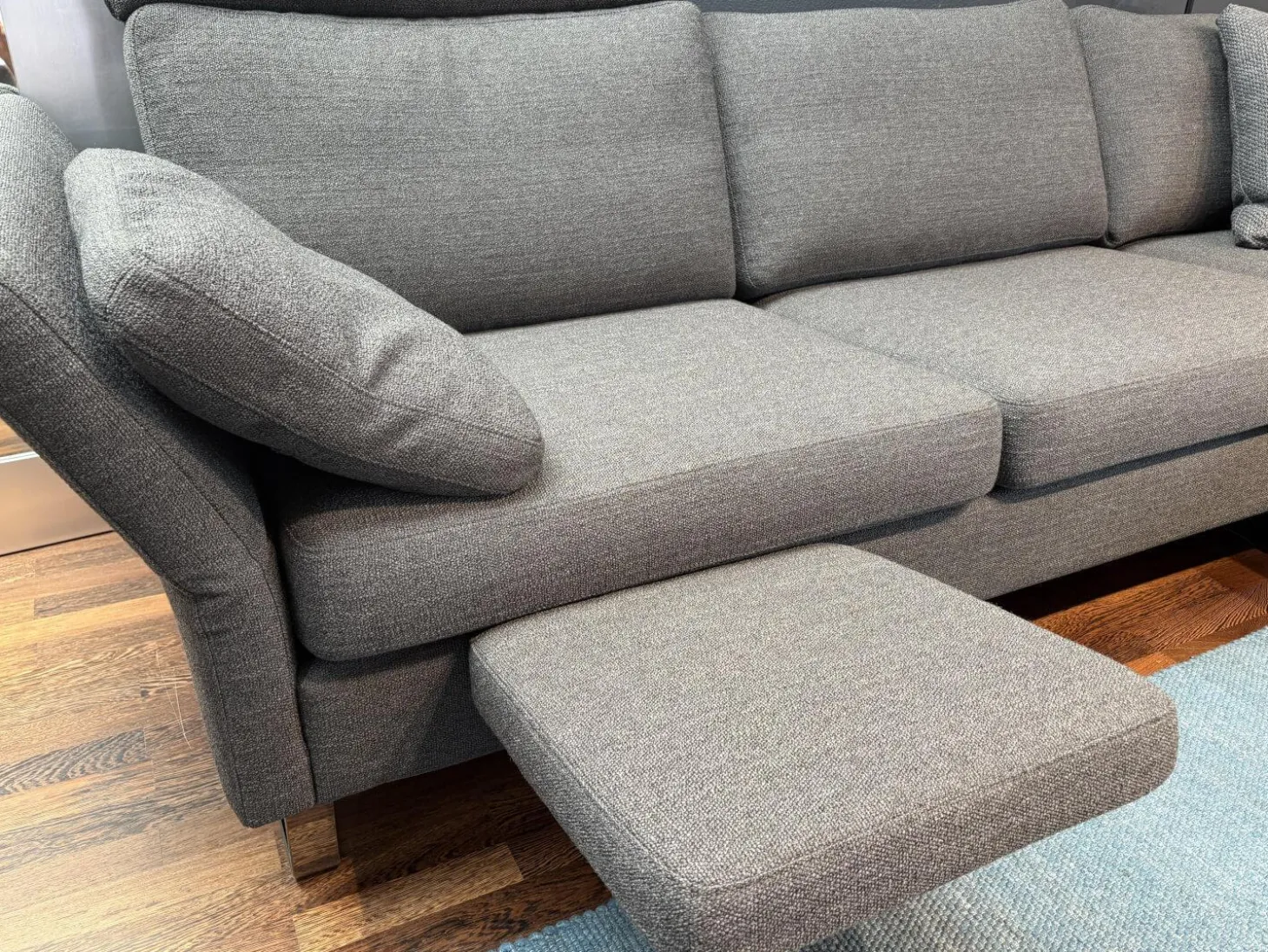 Ecksofa Conseta Stoff 7146 Grau mit Kissen und Kopfstütze