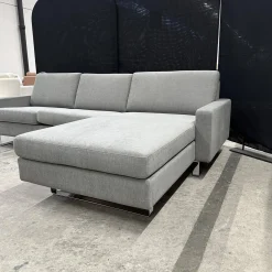 Ecksofa Conseta Stoff 8159 Mittelgrau Metallkufen Verchromt