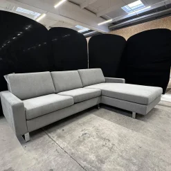 Ecksofa Conseta Stoff 8159 Mittelgrau Metallkufen Verchromt