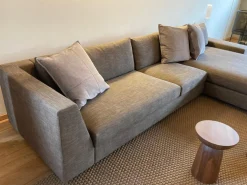 Ecksofa Exclusif Stoff Bari Brun Grau Füße Kunststoff Schwarz Inklusive 3 Kissen