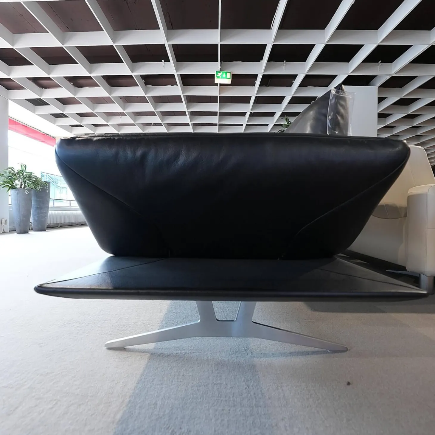 Ecksofa Francis Leder C Classic Crow Schwarz Metallkufe Nickel Satiniert Edelstahloptik