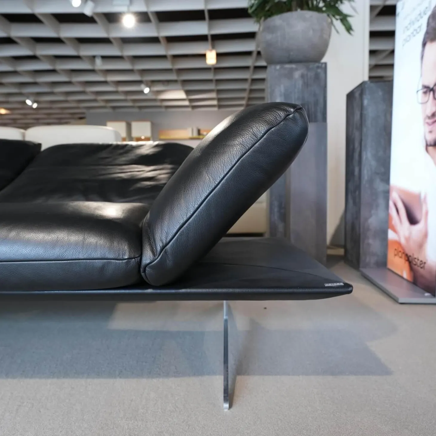 Ecksofa Francis Leder C Classic Crow Schwarz Metallkufe Nickel Satiniert Edelstahloptik