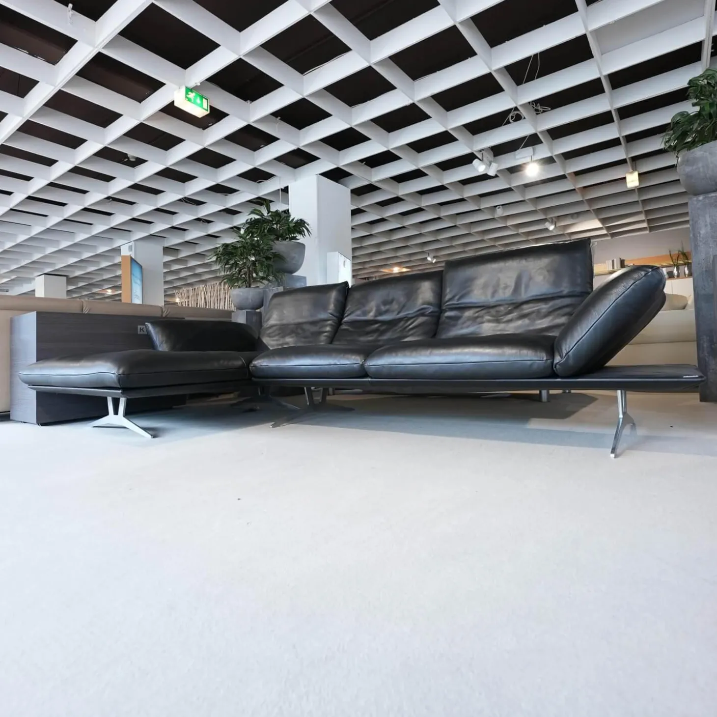 Ecksofa Francis Leder C Classic Crow Schwarz Metallkufe Nickel Satiniert Edelstahloptik