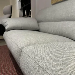 Ecksofa GA400 Stoff Ruig Lichtgrau 2026 09 Grau Metallfuß Matt Verchromt Mit Hocker Und Kissen