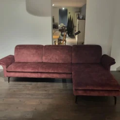 Ecksofa Garbo Stoff VZP Bordeaux Rot Metallkufe Schwarz Matt Mit Manuelle Kopfteilverstellung