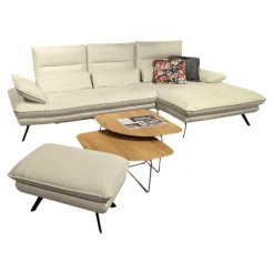 Ecksofa Henner Stoff Cyber Natur Creme Weiß Füße Stahl Schwarz Lackiert Mit Motorischer Beinauflage Inklusive Hocker