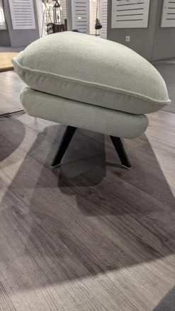 Ecksofa Henner Stoff Cyber Natur Creme Weiß Füße Stahl Schwarz Lackiert Mit Motorischer Beinauflage Inklusive Hocker