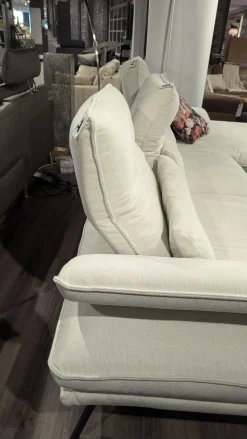 Ecksofa Henner Stoff Cyber Natur Creme Weiß Füße Stahl Schwarz Lackiert Mit Motorischer Beinauflage Inklusive Hocker