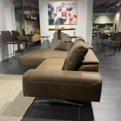 Ecksofa Hennessie Leder A-India Muskat Schwertkufe Nickel Satiniert