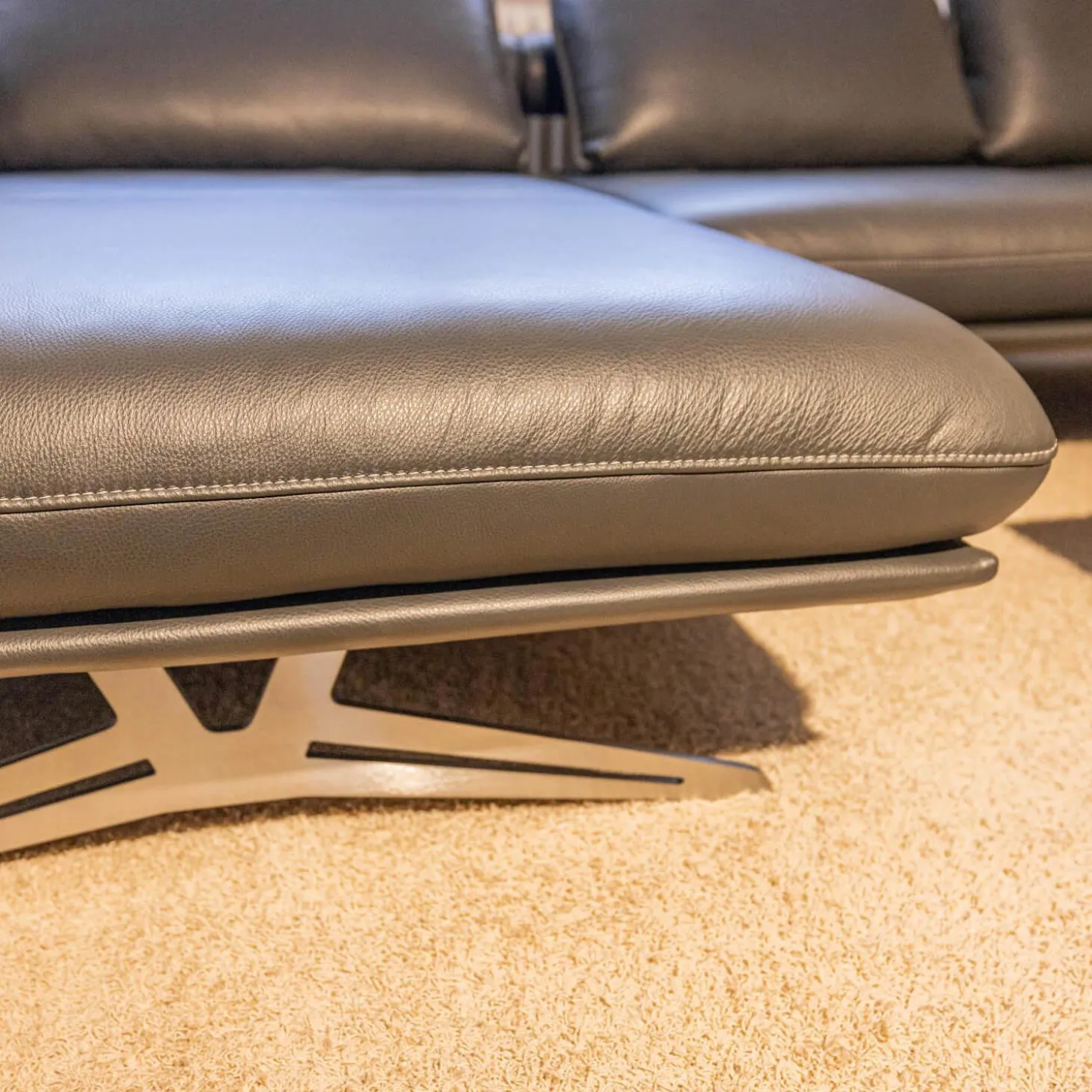 Ecksofa Hoover Bezug Leder C Classic Pepper Schwarz Metallkufe Nickel Satiniert Faden 0321 Hellgrau