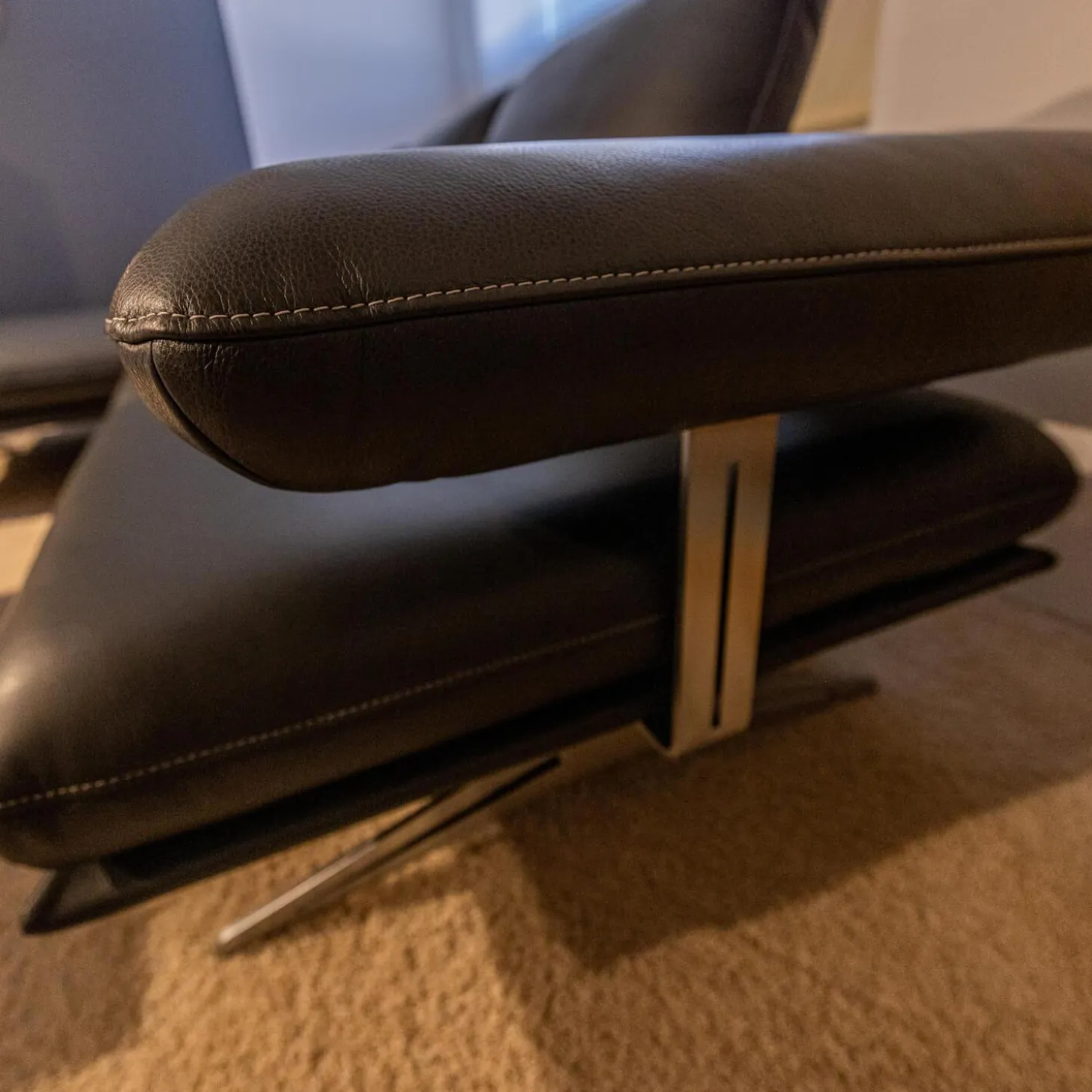 Ecksofa Hoover Bezug Leder C Classic Pepper Schwarz Metallkufe Nickel Satiniert Faden 0321 Hellgrau