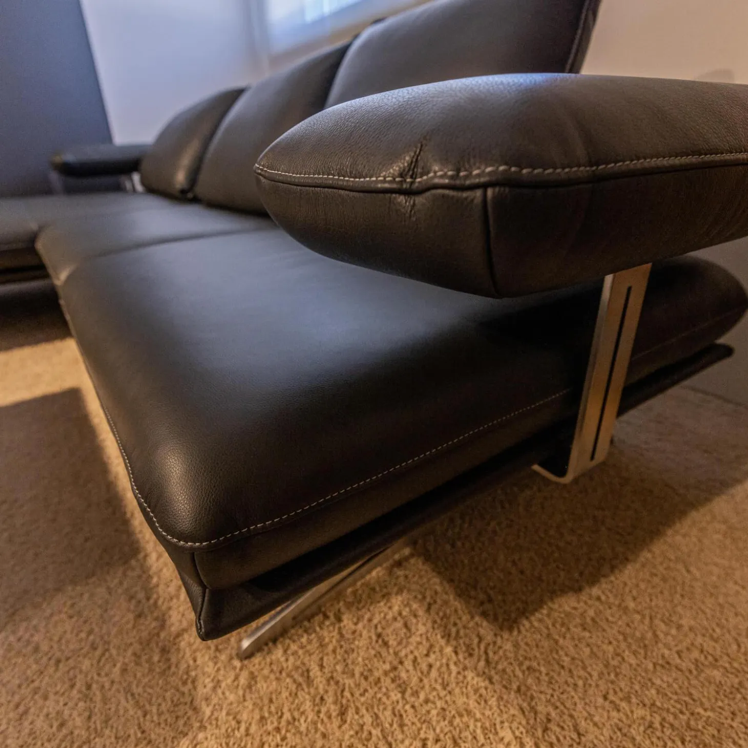 Ecksofa Hoover Bezug Leder C Classic Pepper Schwarz Metallkufe Nickel Satiniert Faden 0321 Hellgrau