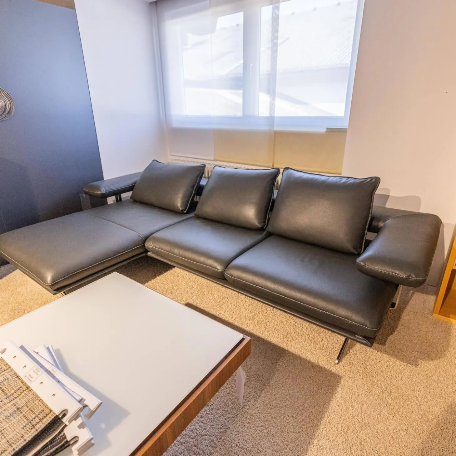 Ecksofa Hoover Bezug Leder C Classic Pepper Schwarz Metallkufe Nickel Satiniert Faden 0321 Hellgrau