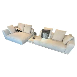 Ecksofa Horizonte Stoff Brise 01 Naturale mit Zwischentisch in Calacatta Marmor