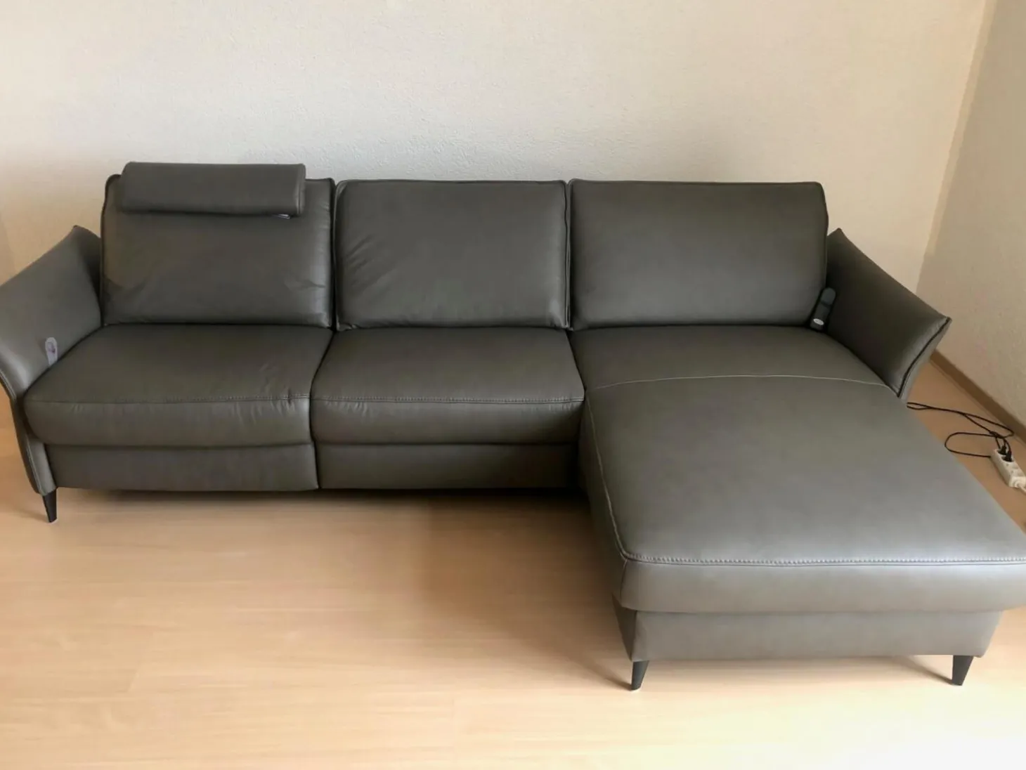 Ecksofa HU RL20001 Leder Vivre Greystone Grau Füße Aluminium Schwarz Lackiert Mit Verstellbaren Rückenpolster