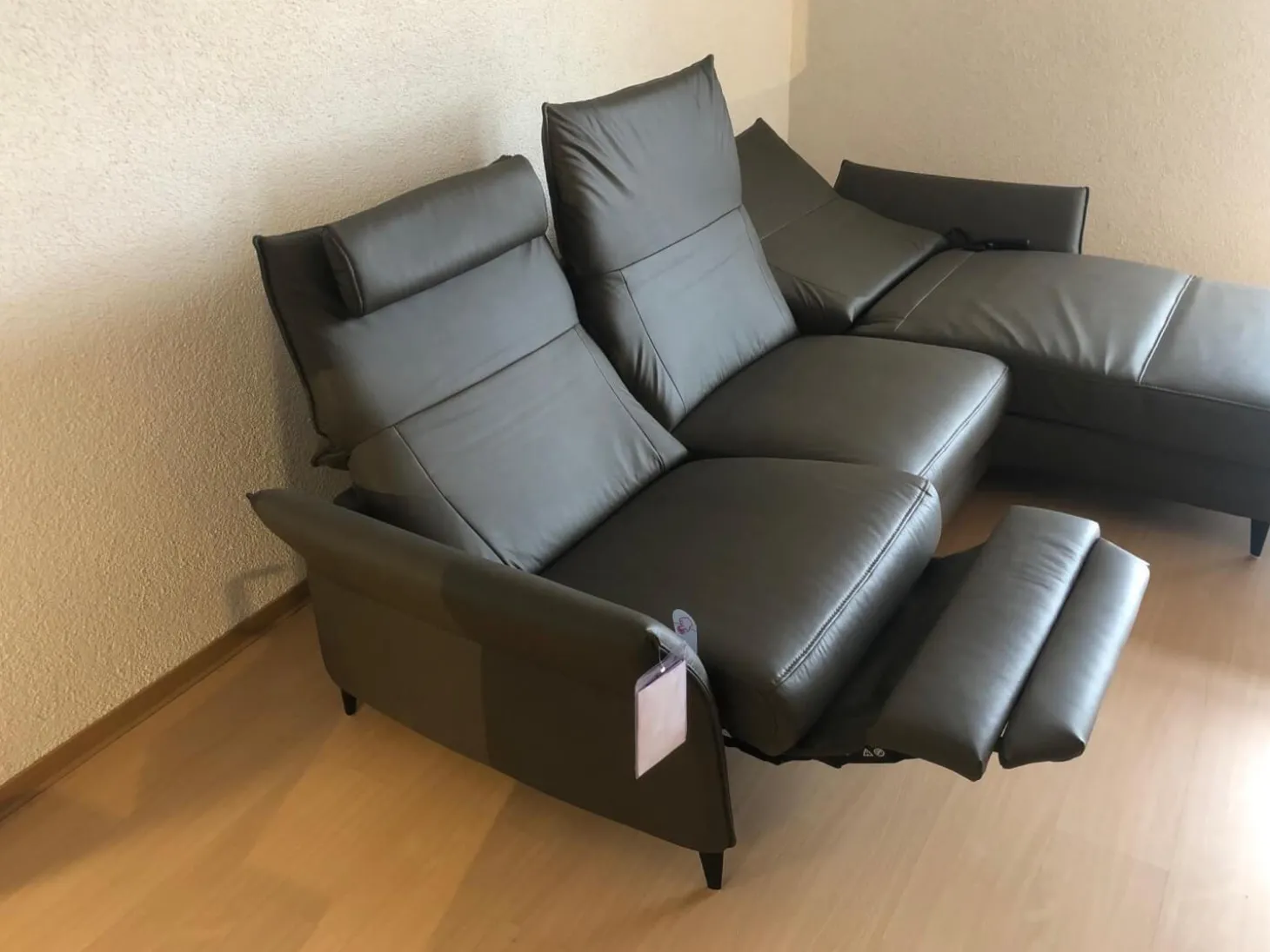 Ecksofa HU RL20001 Leder Vivre Greystone Grau Füße Aluminium Schwarz Lackiert Mit Verstellbaren Rückenpolster