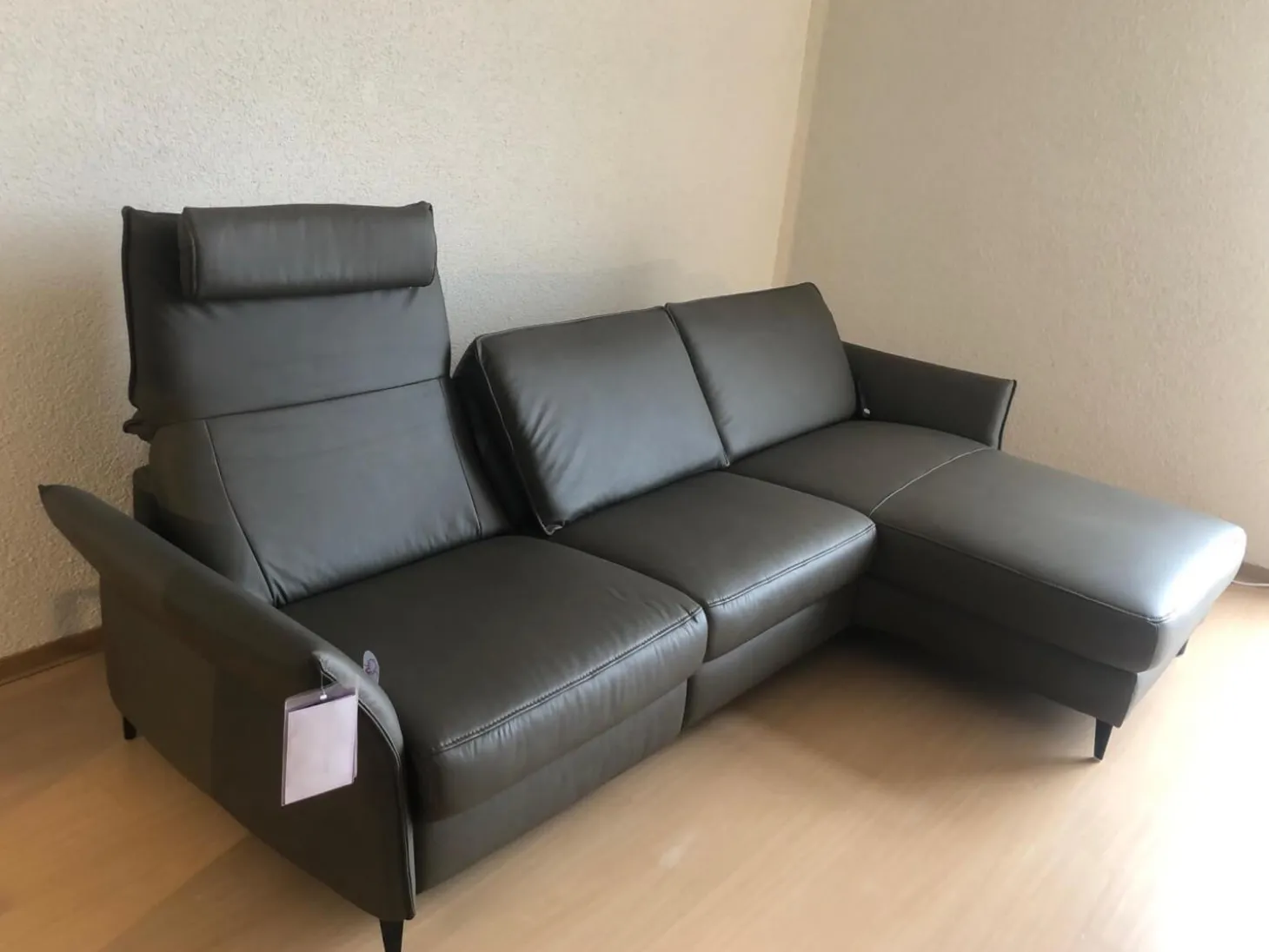 Ecksofa HU RL20001 Leder Vivre Greystone Grau Füße Aluminium Schwarz Lackiert Mit Verstellbaren Rückenpolster