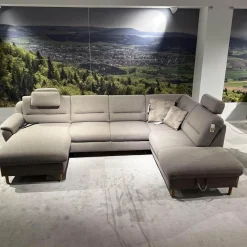 Ecksofa Larus Stoff Fabiola Desert Grau Creme Gestell Stahl Füße Holz Lackiert Inklusive Elektrischer Liegefunktion 2 Kopfstützen Und 2 Kissen
