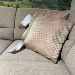 Ecksofa Larus Stoff Fabiola Desert Grau Creme Gestell Stahl Füße Holz Lackiert Inklusive Elektrischer Liegefunktion 2 Kopfstützen Und 2 Kissen