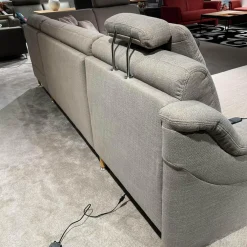 Ecksofa Larus Stoff Fabiola Desert Grau Creme Gestell Stahl Füße Holz Lackiert Inklusive Elektrischer Liegefunktion 2 Kopfstützen Und 2 Kissen