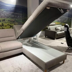 Ecksofa Larus Stoff Fabiola Desert Grau Creme Gestell Stahl Füße Holz Lackiert Inklusive Elektrischer Liegefunktion 2 Kopfstützen Und 2 Kissen