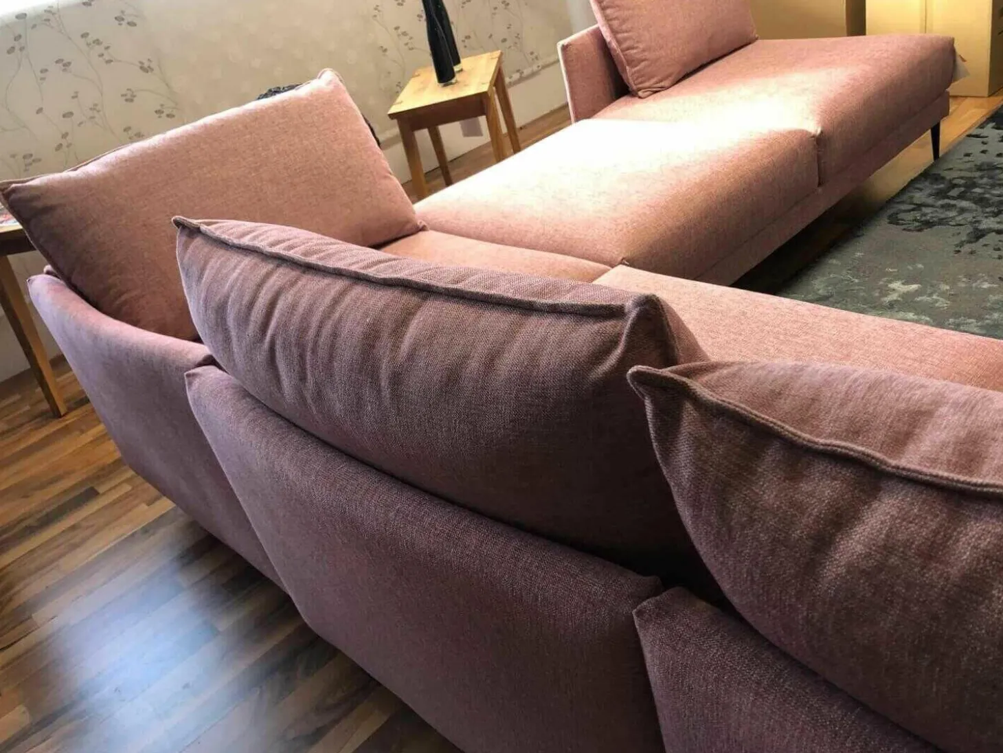 Ecksofa Linn Stoff Divine 61 Pink Fuß Metall Schwarz mit 4 Kissen