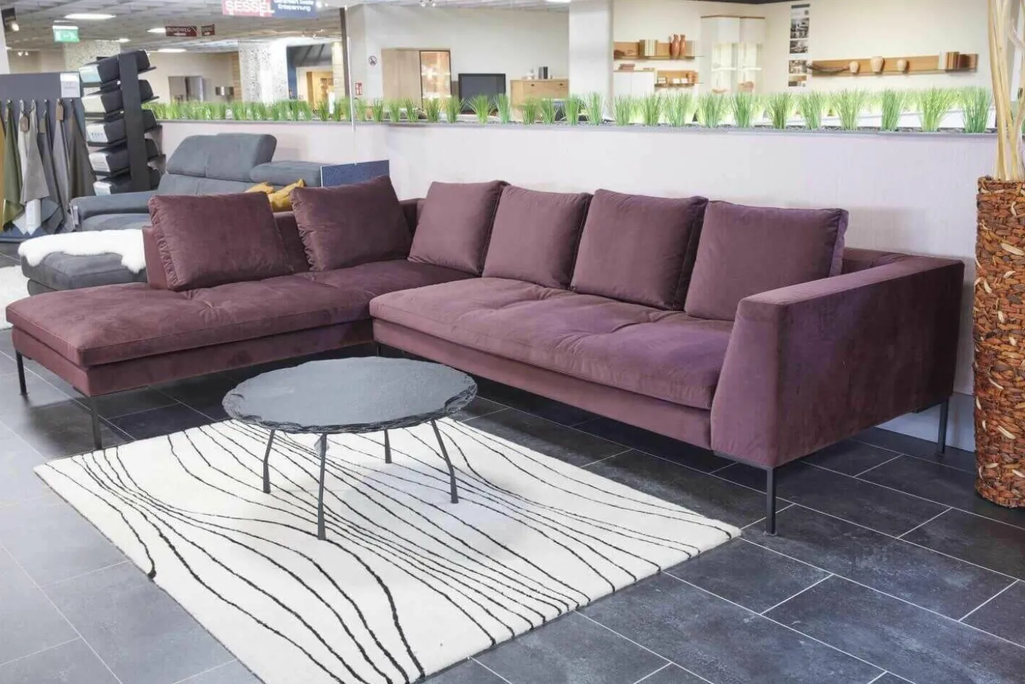 Ecksofa Loano Stoff Super Velvet Royal Purple PG 4 Metallfüße Schwarz