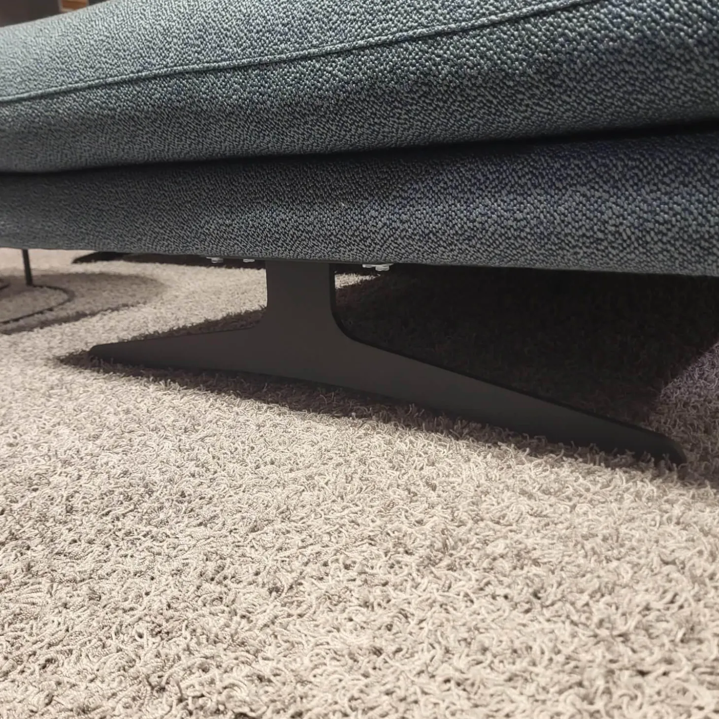 Ecksofa LS23 Insas Stoff SK70 Blue Blau Metallkufe Schwarz Pulverbeschichtet