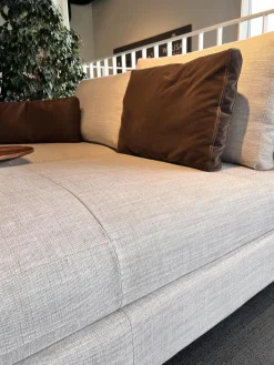 Ecksofa Marlo Stoff Gioia Seidengrau Holzfüße Buche Mit Drehsitz Und Beistelltisch Ava Platte Nussbaum Massiv